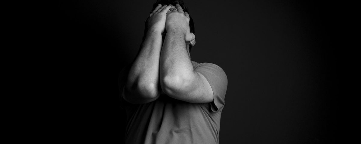 persona que está triste por no saber cómo olvidar a alguien