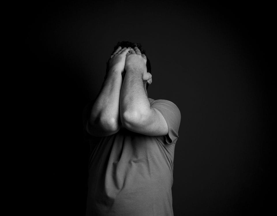 persona que está triste por no saber cómo olvidar a alguien